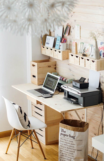 Home office com móveis de madeira