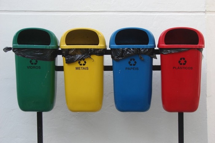 Foto de lixeiras com as 4 cores da reciclagem | Tibério Construtora