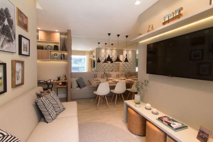 Living com piso vinílico no apartamento decorado do Cores | Tibério Construtora