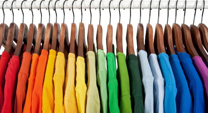 Divida por cores na organização do guarda-roupa | Tibério Construtora