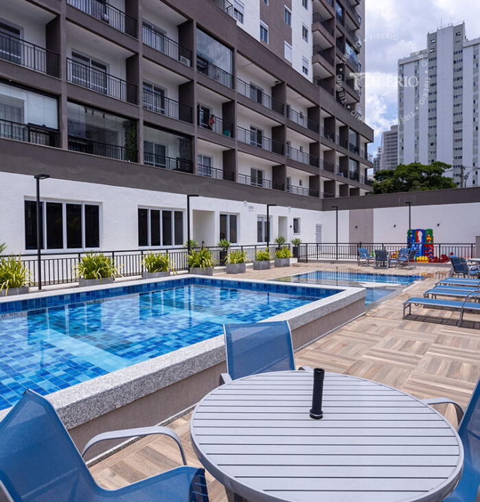 Piscinas com deck molhado e solarium. Uso residencial.