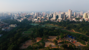 Imagem aerea de drone que mostra um céu azul, o bairro vila assunção e o parque central.