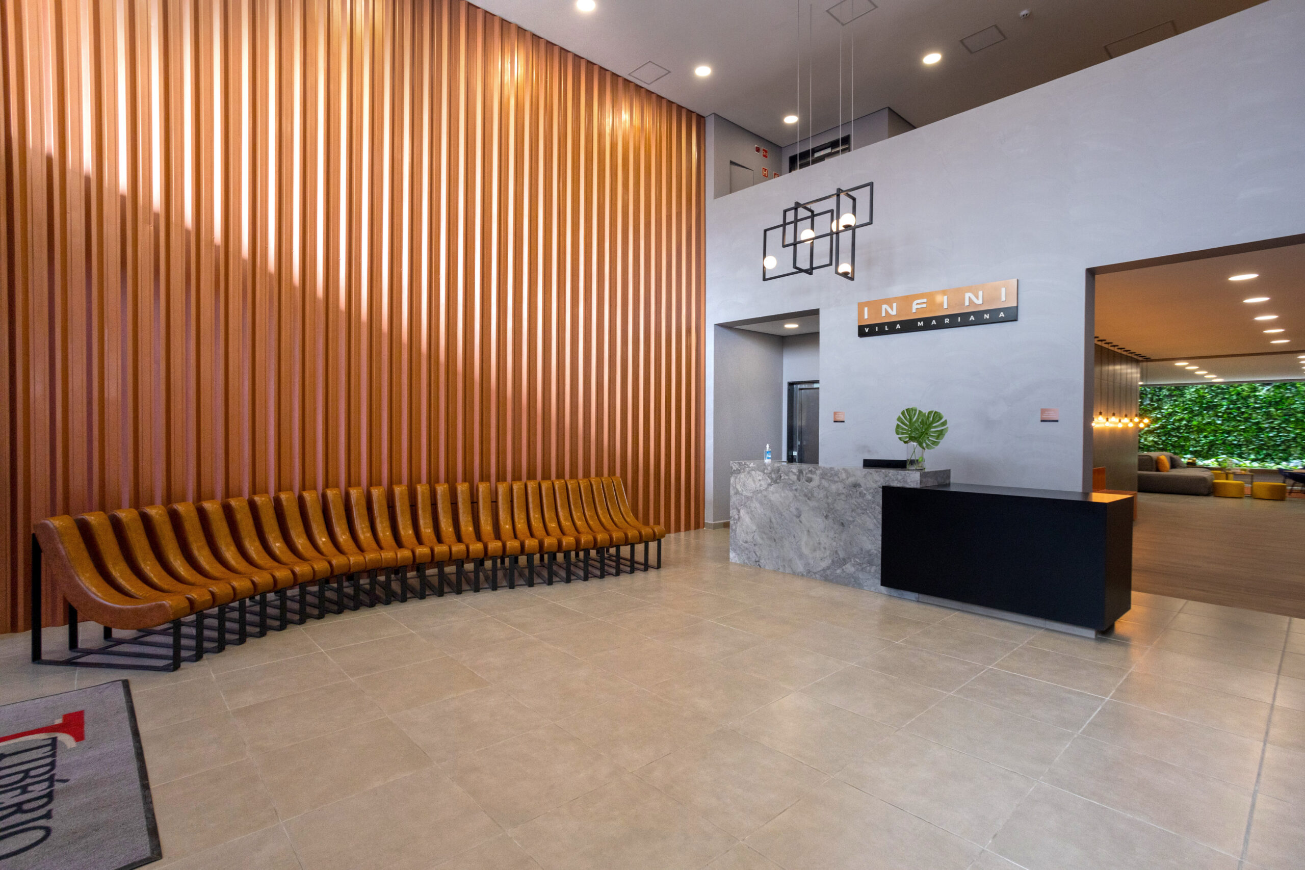 Parede de cimento queimado no hall do Infini Vila Mariana